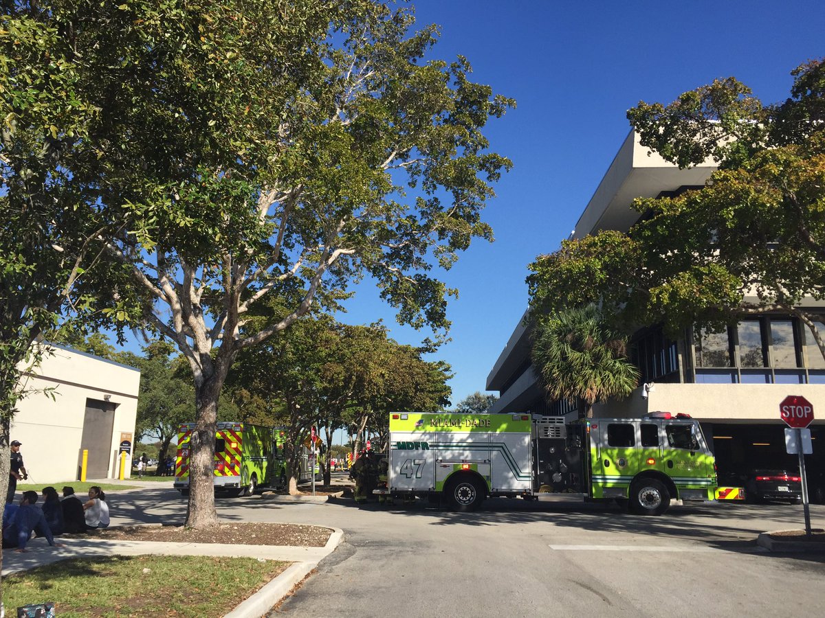 FIUPOLICE's tweet photo. @FIUPOLICE Is on scene at the Engineering Center (CEAS) investigating reports of a strong odor of gas and smoke. https://t.co/GL6Yegiw20