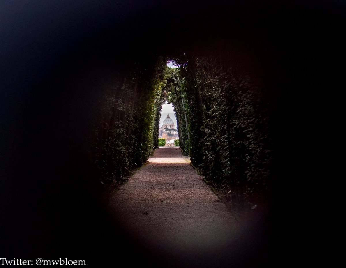 mwbloem's tweet photo. “#Keyhole view of #Vatican Aventine Hill
Via di Santa Sabina, #Rome, #Italy, February 17, 2016 #photooftheday https://t.co/R5wRcI2LVt