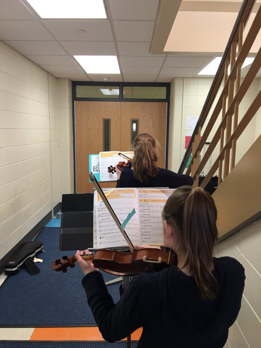 CMSOrchestra's tweet photo. There is math is music?! Using post-it notes to separate our bow into equal halves. #62CMS #62learns https://t.co/7I0hjTE7qg