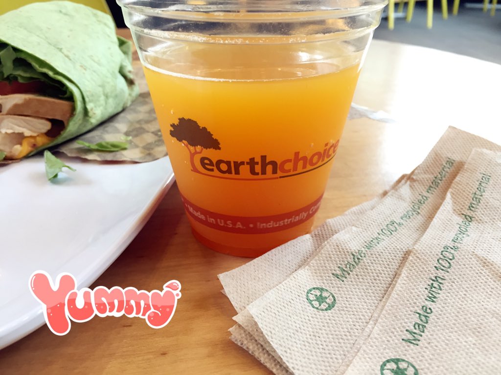 mikelsx_liu's tweet photo. It's more sustainable eating at #localpoint @uofwhfs @UW #recycle #compostable material#envir495f @sustainableUW https://t.co/Bl0eQcrKVb