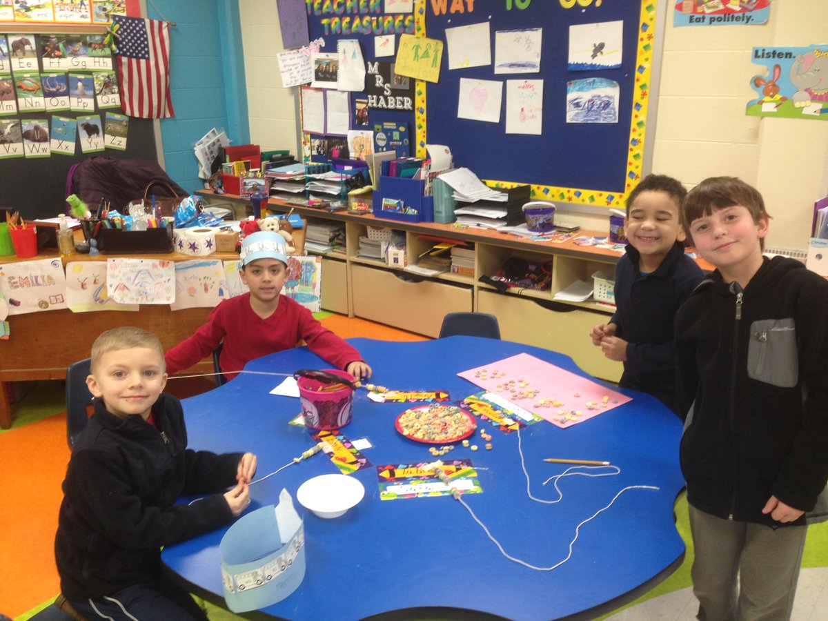 mrsclifford62's tweet photo. 5th graders celebrating with Kinders #100daycelebration #62Learn #62NO https://t.co/zKmhjbXcPU