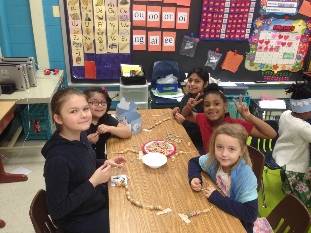 mrsclifford62's tweet photo. 5th graders celebrating with Kinders #100daycelebration #62Learn #62NO https://t.co/zKmhjbXcPU