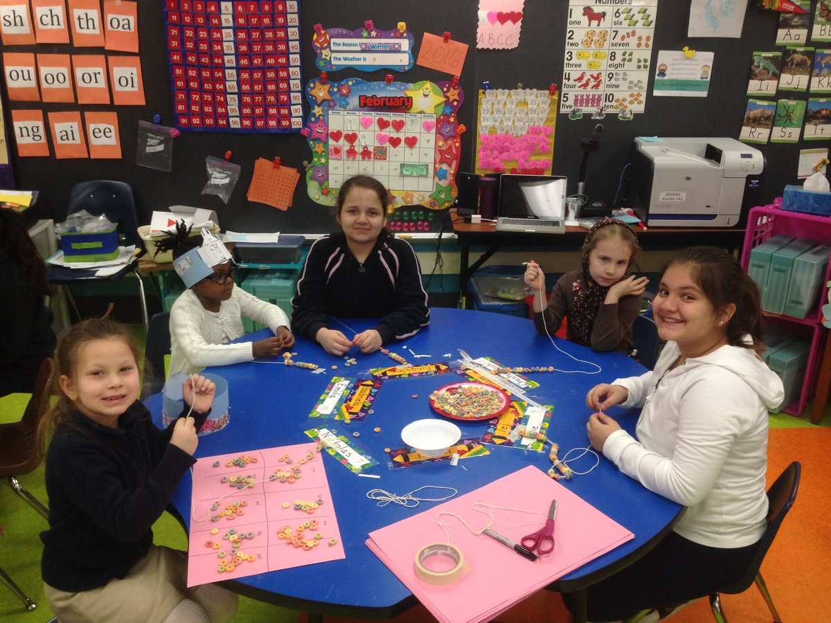 mrsclifford62's tweet photo. 5th graders celebrating with Kinders #100daycelebration #62Learn #62NO https://t.co/zKmhjbXcPU