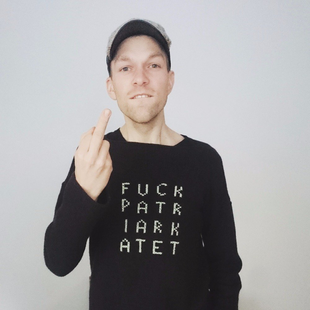 En caps + finger + genser sier mer enn 1000 ord. Møt 1/2-del av TILkolon: Hans Kristen.