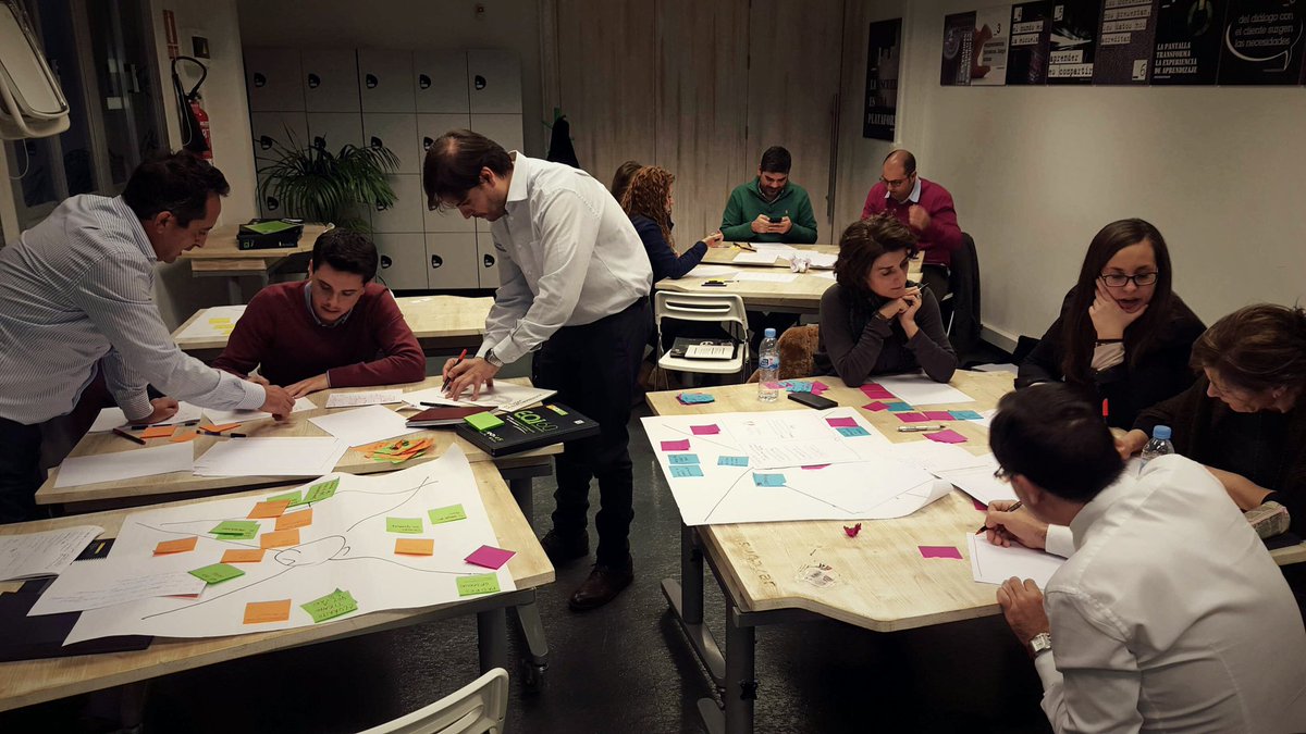 nestor_guerra's tweet photo. brutal taller de #designthinking y #leanstartup CX @ramongurriaran en @eoi @Asociacion_DEC https://t.co/1QHfEHfxUj