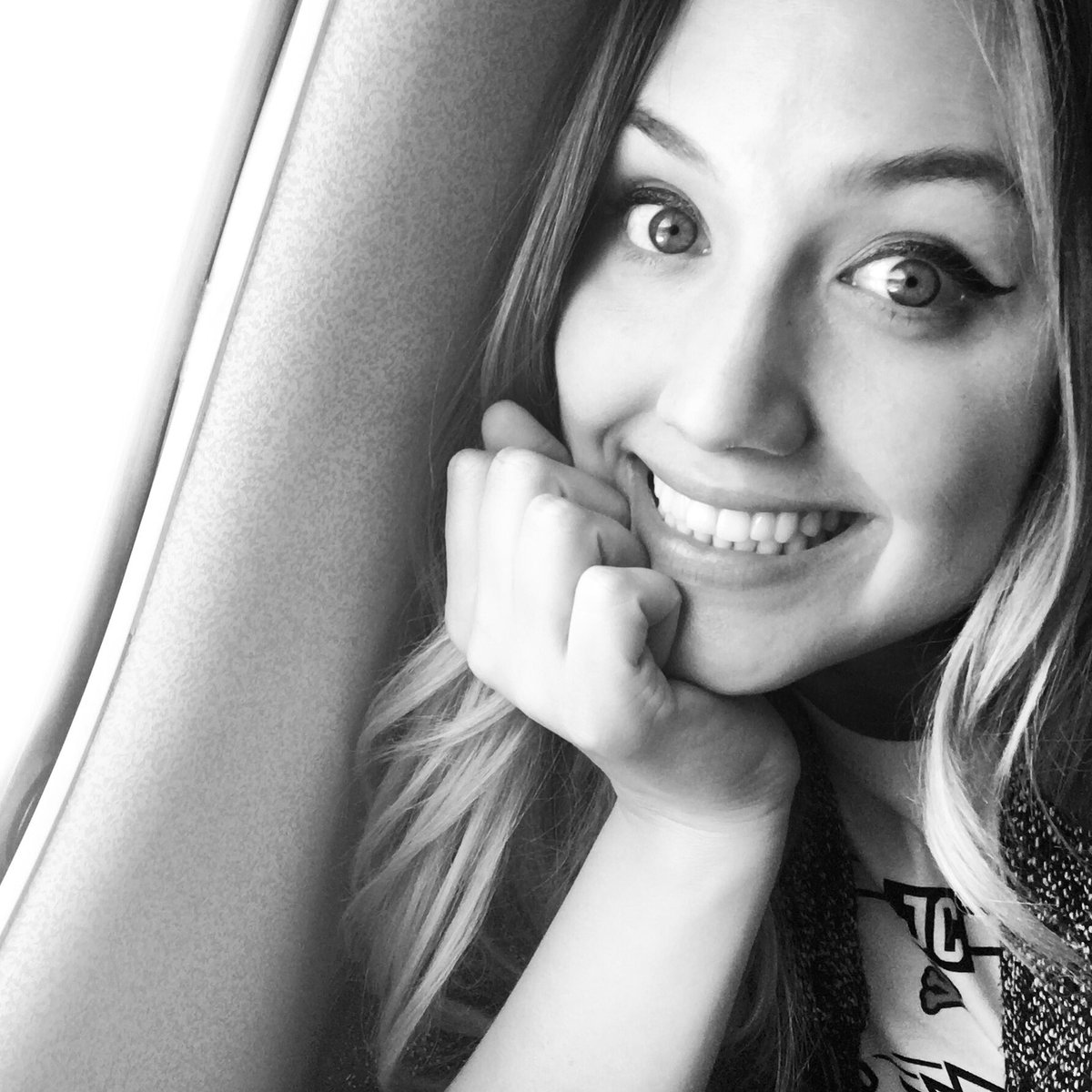 NaomiKyle's tweet image. Can't wait to tell you where I'm headed! Any guesses? .......... 🌎🌍🌏 #NaomiEverywhere #jetsetting #iwantpizza ✈️
