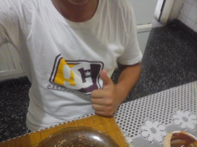 galoguzman13's tweet photo. Merendando con #LaCamisetaDeCombate 
Vamoss verdesss!!!! https://t.co/rTIxjExuIX