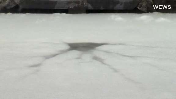 680NEWS's tweet photo. Video: Neighbours rush to save a man from icy Ohio river https://t.co/V7Lzf9z3zB https://t.co/XeY9HPV6S3