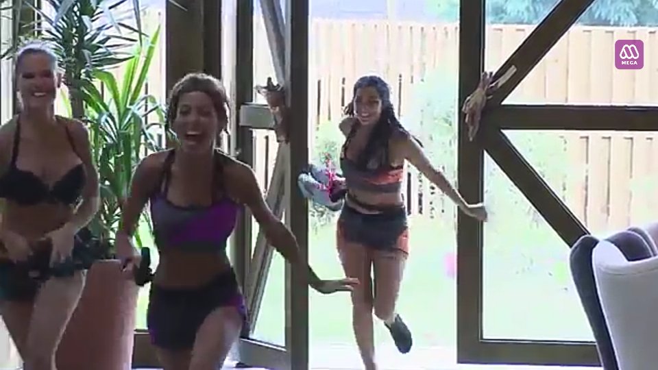 OriMaylen_'s tweet photo. Capítulo 20 #VCTE20 @OrianaGMarzoli Gala y Flavia corriendo para ducharse primeras😂😍👭 https://t.co/IReVNRWfLL