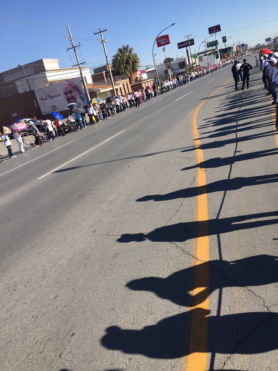 MauricioABC7's tweet photo. The shadows of the human chain. #PapaenCDJ #PopeInMexico https://t.co/SpkmWJ6Yrd