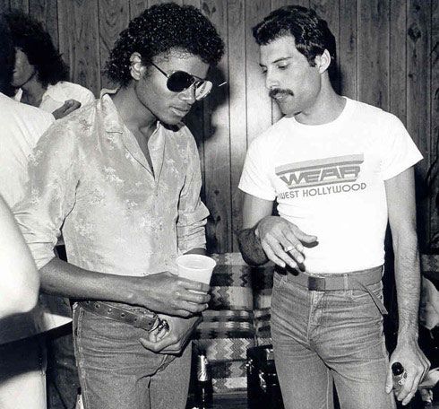 CoolOldSchool's tweet photo. Two guys chatting at a party. Nothing special. https://t.co/wi5RKotNtK
