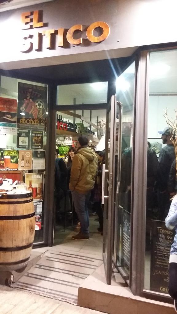 ElSitico1's tweet photo. Gracias a todas aquellas personas que estáis disfrutando de la noche con nosotros!!!! Que no pare la fiesta...! 😊🍷🍻👌 https://t.co/769HL0X5Ym