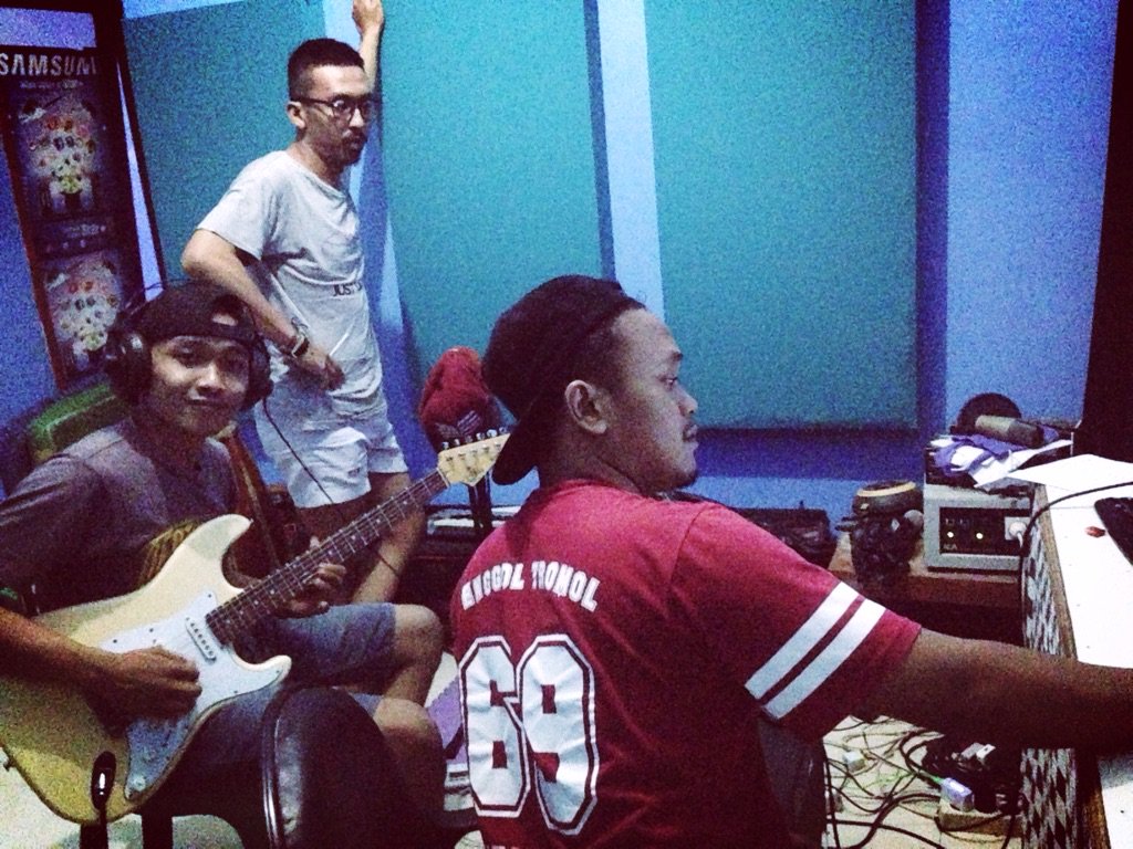 yesssss melek lagi, pagi lagi.. lagu featuring seng yoi bgt ki jatahe :p 

feat <a href="/senggoltromol/">SENGGOL TROMOL</a>