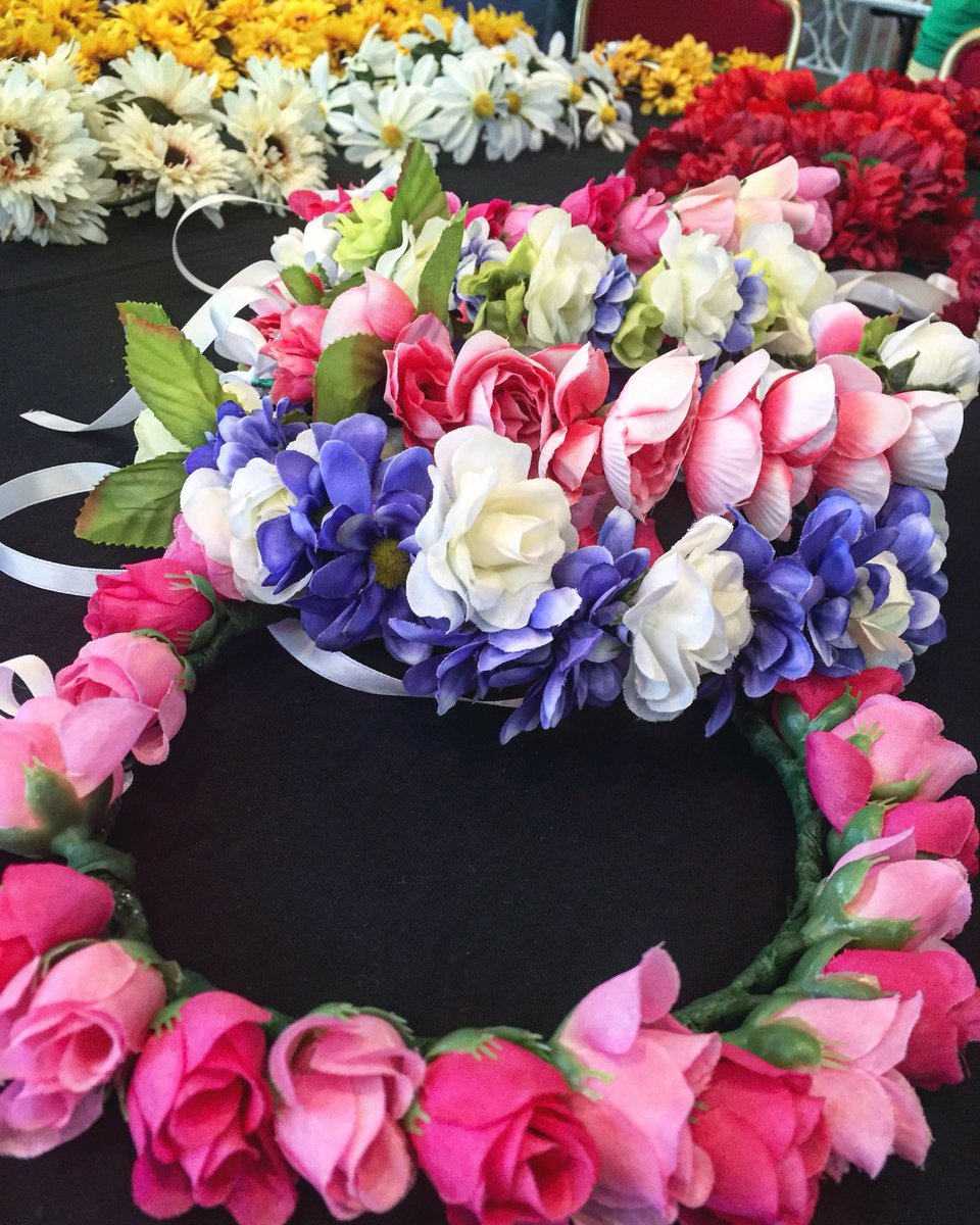 bertsbigadv's tweet photo. No princess is complete without a flower crown! @RobtheKingAtl made these for all our #BBA2016 princesses! ❤️🌸👸 https://t.co/jynReRfSBF