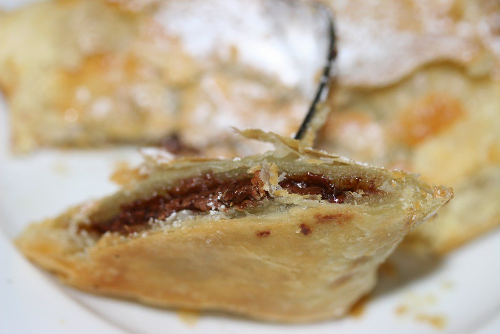 Nutella Chocolate Stuffed Puffed Pastry while super easy impresses as a decadent pastry.… whiskeynwry.com/2016/02/17/nut…