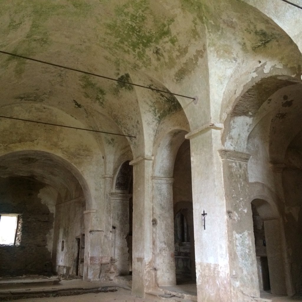 Une petite chapelle à l'abandon au-dessus de Cagnano:le patrimoine de Corse mériterait plus d'intérêt et de soins.