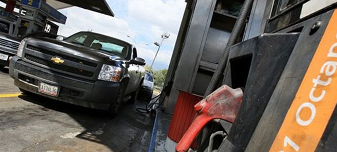 noticias24's tweet photo. Aumento de la gasolina: el litro de 91 octanos quedó en Bs. 1 y el de 95 en Bs. 6 https://t.co/4Aeym48NDt https://t.co/oakplm3BDX