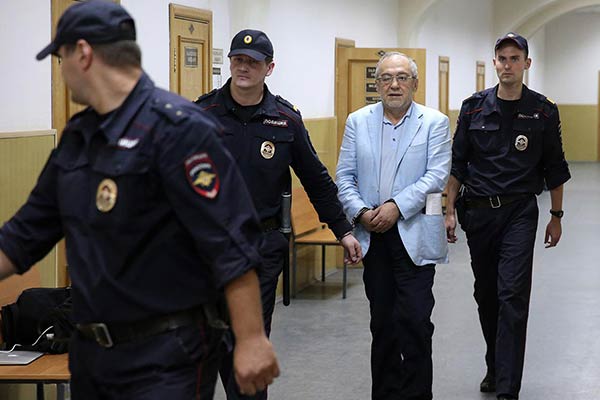 abc__con's tweet photo. Un profesor de Química y sus alumnos son detenidos por montar un laboratorio de drogas en el sótano de la facultad. https://t.co/0Lab2iUYSy