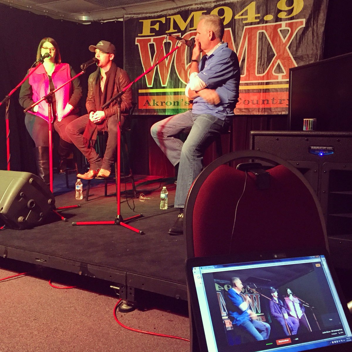 949WQMX's tweet photo. @JustinColeMoore is hangin' with Scott, Sarah and some lucky WQMX listeners for his CD Listening Party! #WQMXVIP https://t.co/s8S2tFwDcK