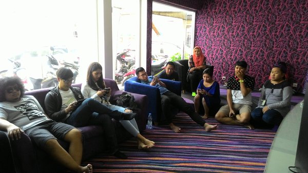 Hi 99ers, lagi ada talkshow nih bareng sama sutradara, penulis dan pemain dari Film " Get Up Stand Up" Stay Tune!