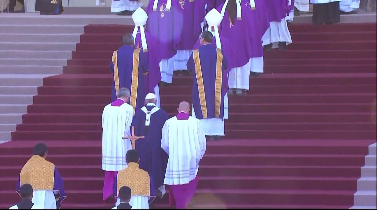 "Siempre habrá tiempo de cambiar; no más muerte y explotación": papa Francisco - CbdCPQ4UUAEIXrF