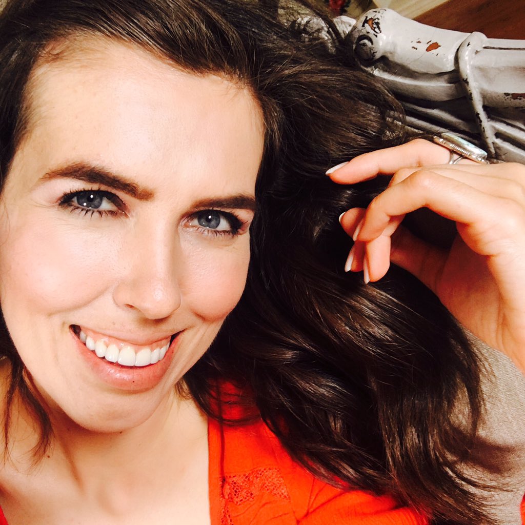 brittanitaylor's tweet photo. Growing out my bangs!  I can do this LOL! #patienceiskey #helloforehead #godblessbobbypins https://t.co/Ttm68dJ7s7