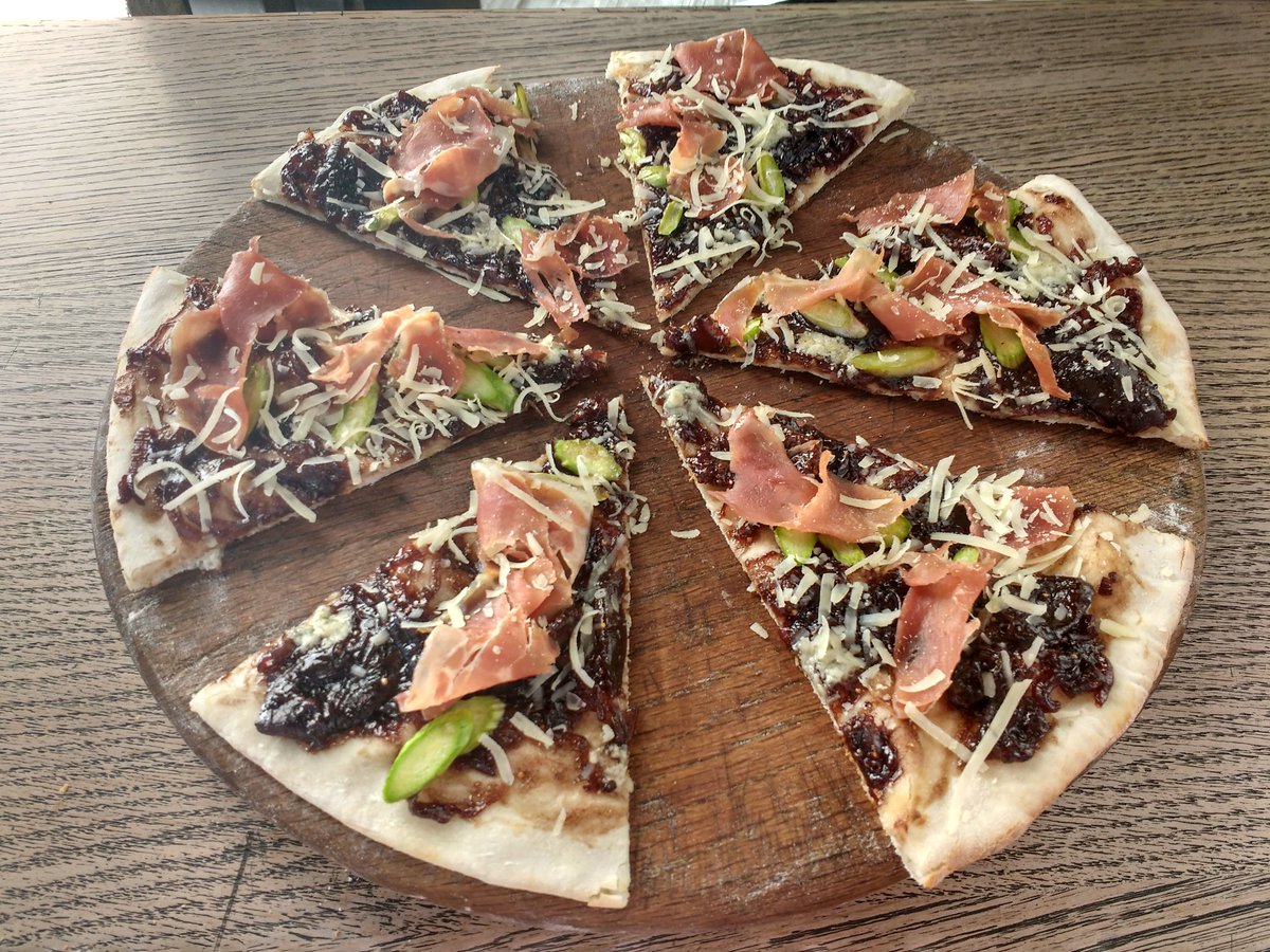 ulisesgarcia_'s tweet photo. La segunda parada del tour de pizzerías es en @santapizzamx. Buena relación precio calidad. https://t.co/uMHohIp9BT