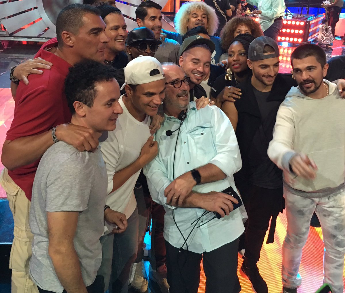 premiolonuestro's tweet photo. ¡Puro talento Colombiano presente en los ensayos de #PremioLoNuestro! 🇨🇴⚽️❤️ #VivesLaMusica https://t.co/QVB0HhMNWc