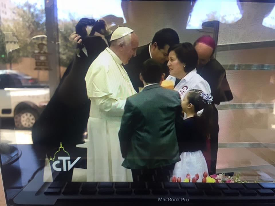 chalalu's tweet photo. Entrega #LuchaCastro al Papa cartas d hijos d desaparecidos y El Barzón. Recordó violencia vs mujeres y feminicidios https://t.co/shQlFdIZzn