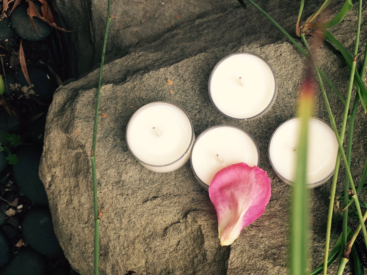 beyondhelloshop's tweet photo. Our essential oil candles for sale now at https://t.co/t5BjKffCOH or find us on etsy https://t.co/mNG30eR528