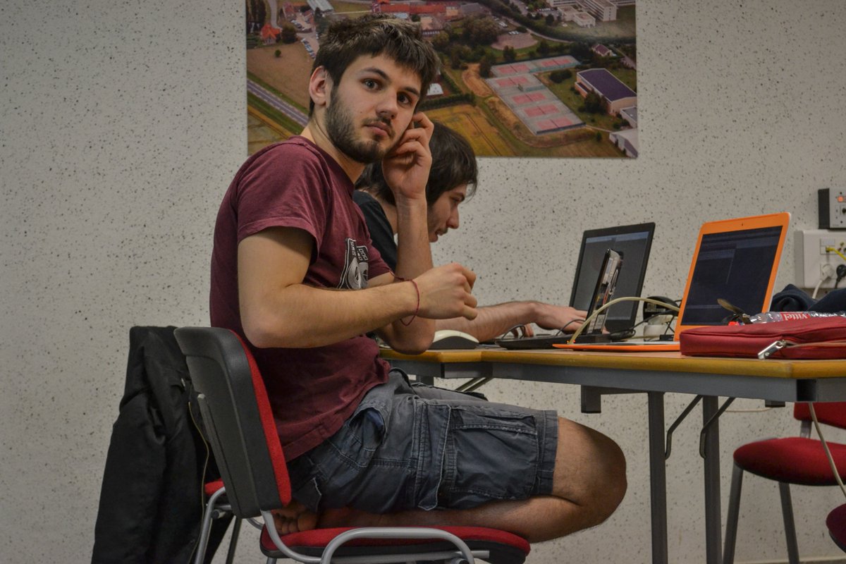 supelec_rezo's tweet photo. Félicitation à l'équipe Rezobiwan 2.0 qui a dépassé les 60 000 points au #HashCode2016 ! https://t.co/zt5b7LYVkX