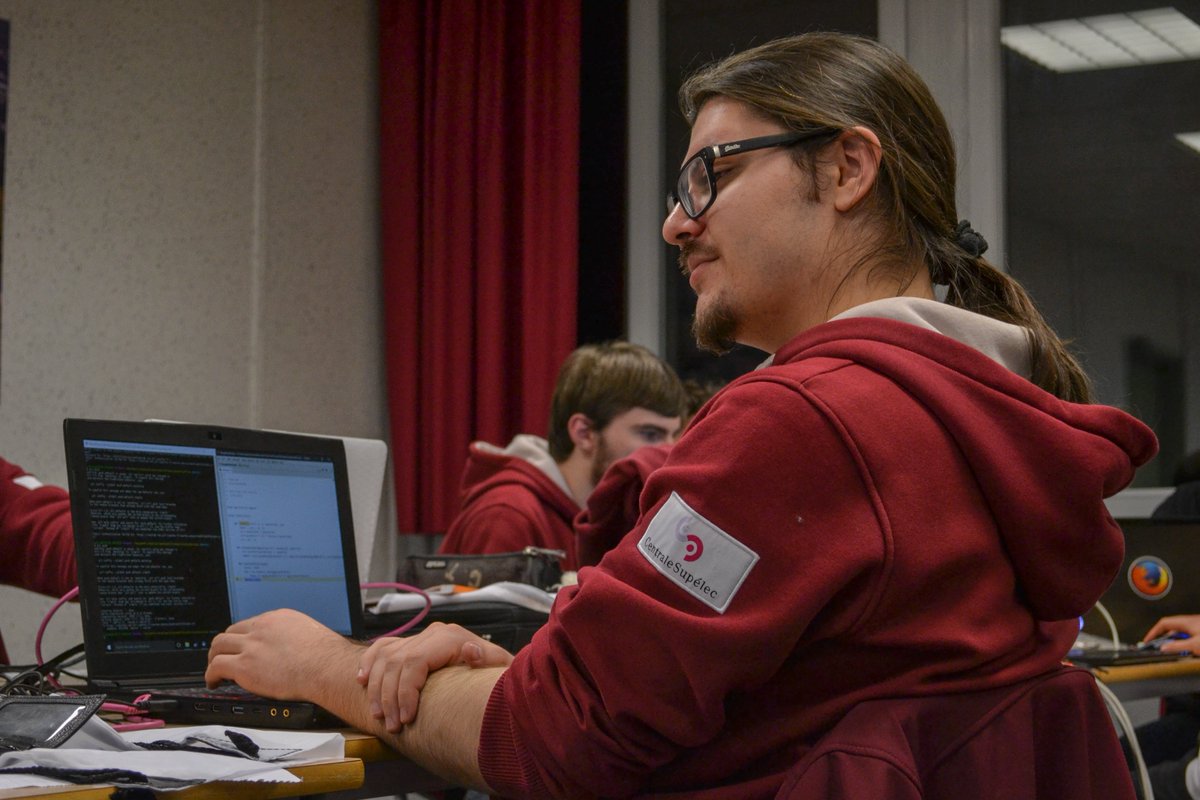 supelec_rezo's tweet photo. Félicitation à l'équipe Rezobiwan 2.0 qui a dépassé les 60 000 points au #HashCode2016 ! https://t.co/zt5b7LYVkX