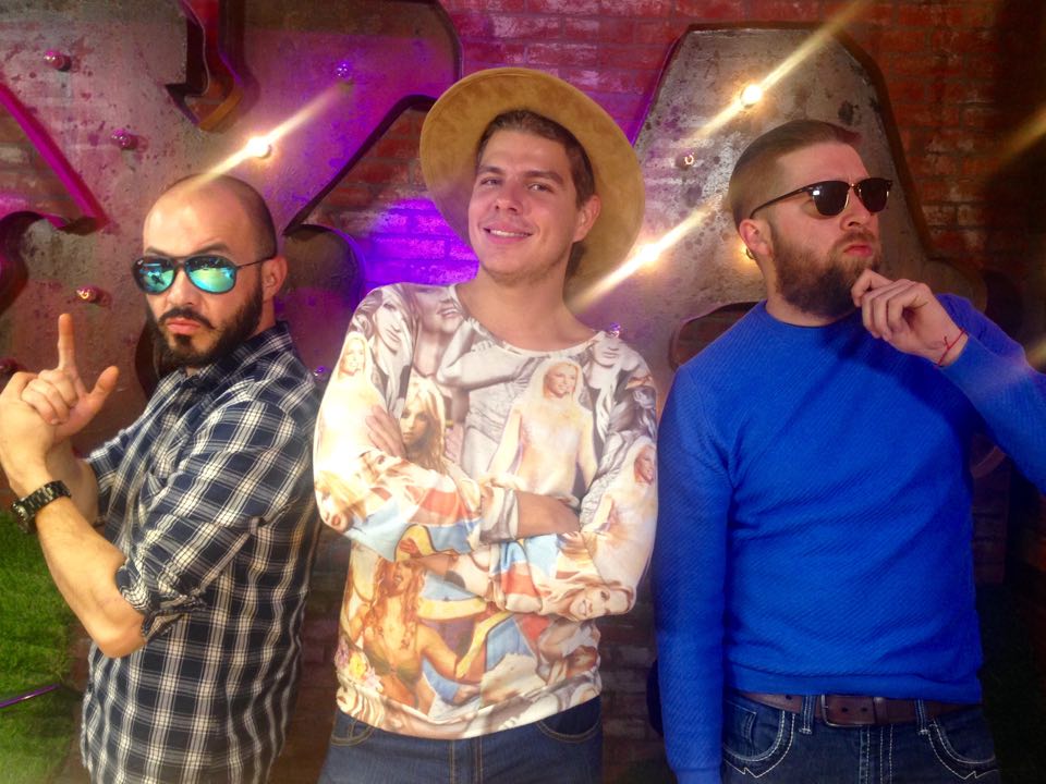 ExaFM's tweet photo. Hoy @SebasResendiz vino con sus guaruras #MuyGuapos 😎 #MuchoChisme #YDelBueno @betolalocompany. https://t.co/efFsjy2qqq