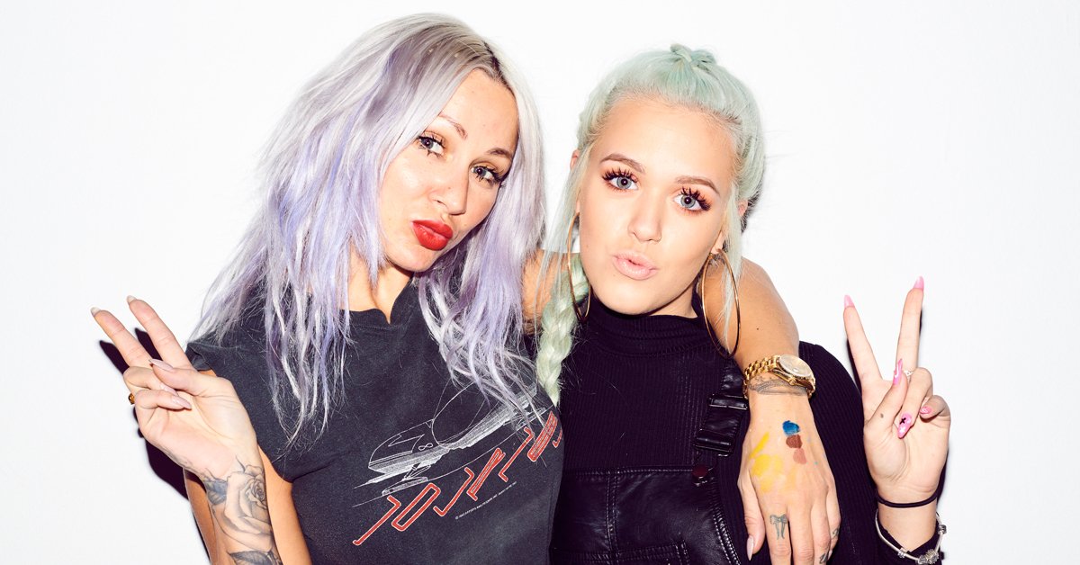 TeenVogue's tweet photo. .@lottietommo helped @louteasdale teach an epic beauty school session: https://t.co/cr5xVVVoJB https://t.co/zXjb844K3h