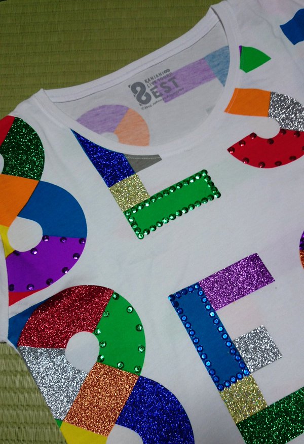 〆 Tシャツをリメイクするのが好き 8estのtシャツはラメグリッター使って 大倉君と同じ配置で作ってみました 意外とお金と時間がかかるんだよね これww今ならラインストーンを使うから もっとかかるか T Co Xpldpkuxpt