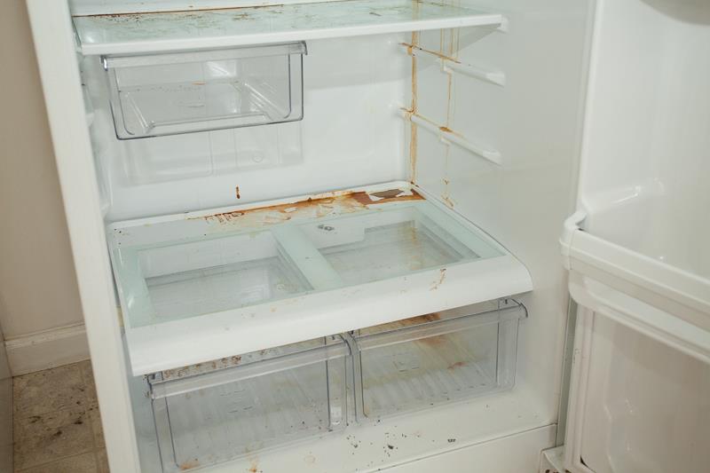 MatchboxRealty's tweet photo. #SaveYourSecurityDeposit by taking the time to apply some cleaner and elbow grease to the inside of your fridge! https://t.co/HyBzLDkGbt