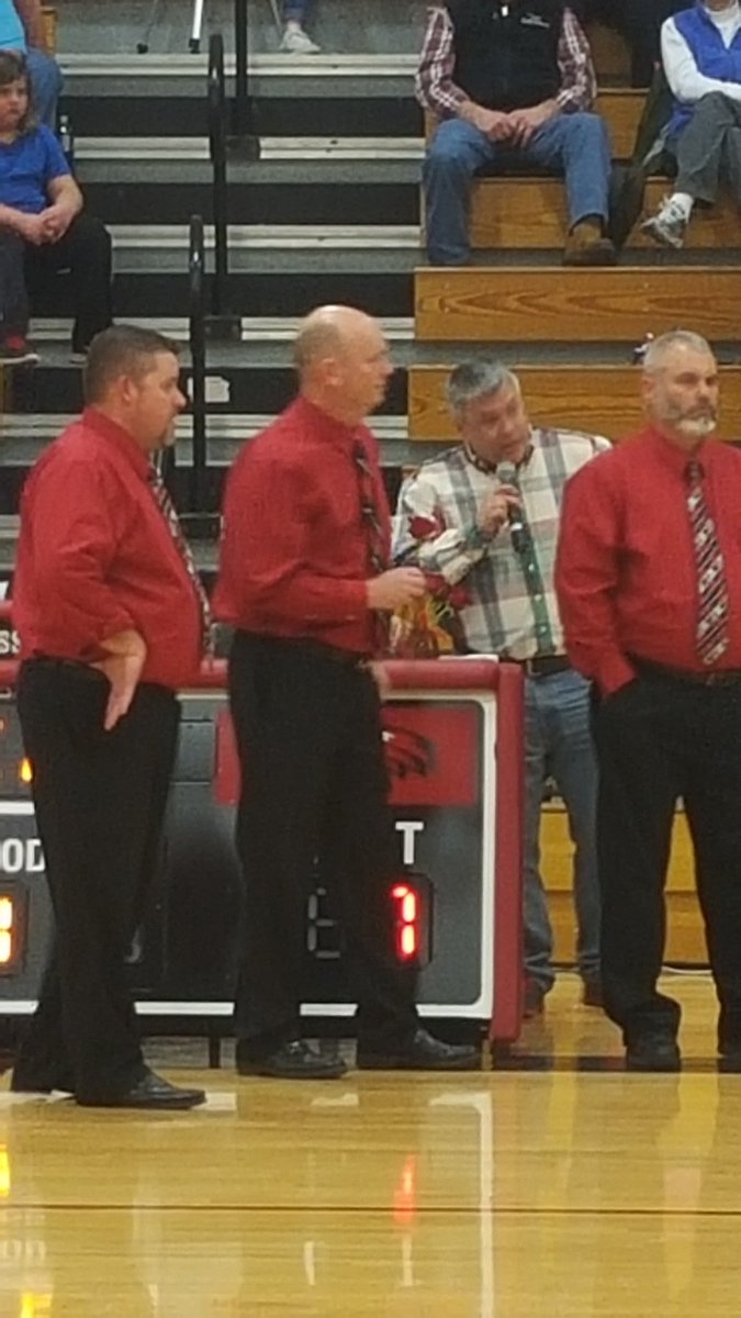 JayShoot's tweet image. Chris Jennings, will you accept this rose? @ChrisJe09541616 @Tramdaddy22 @SBLadyEagleBB  #foundtheone