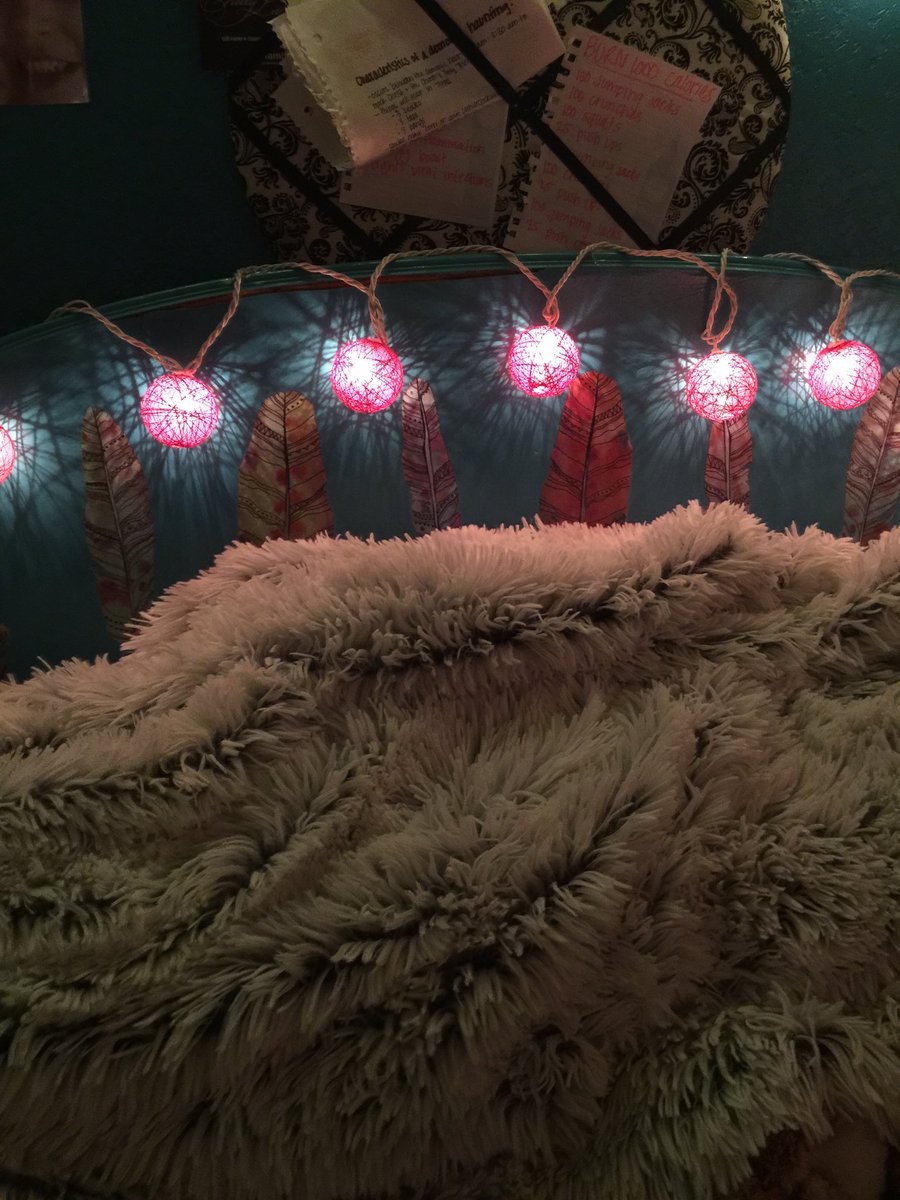 therealhappily's tweet photo. my headboard/pillows...where I spend my time writing 🎀 #apeekinside https://t.co/tTMFa57zBN