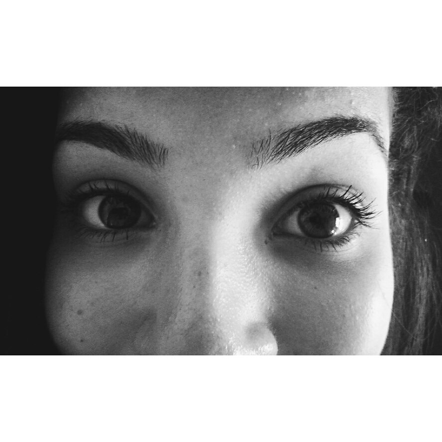 LuaVitria2's tweet image. A vida dela resumida no preto é branco mas seus olhos são mais para castanho a vida nunca foi fácil para essa Mina💭👊