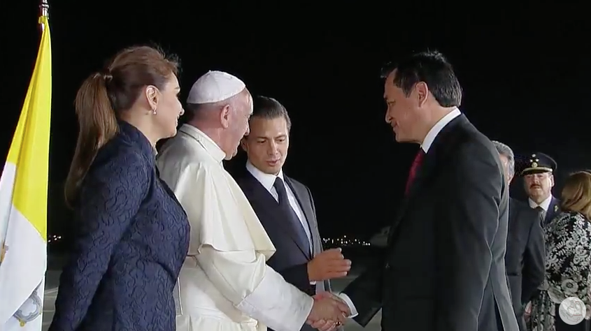 CNNEE's tweet photo. El papa se despide de los funcionarios del gobierno mexicano https://t.co/QWmM3yZ92w  #FranciscoEnMéxico https://t.co/cXchoYjbY5
