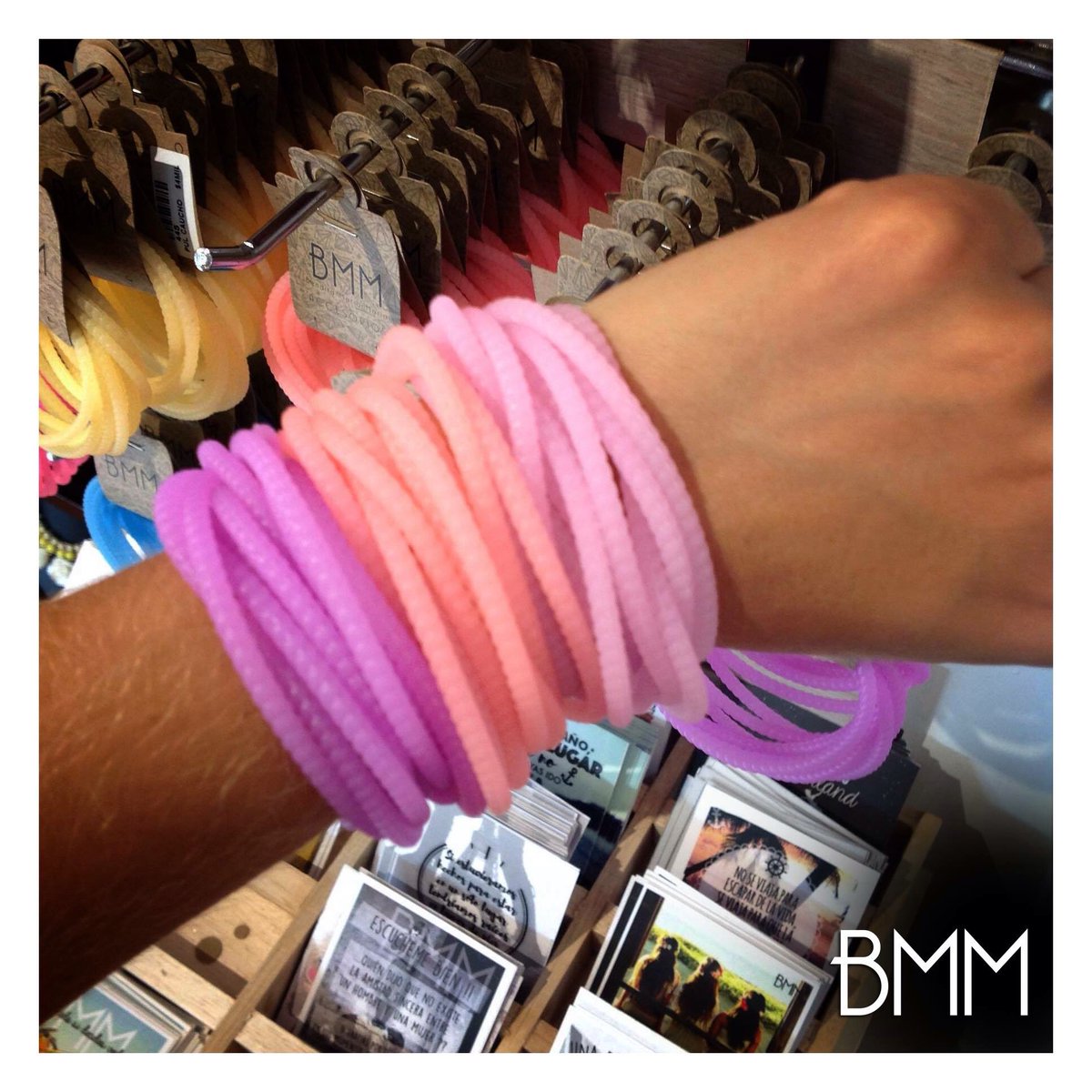 Nuevas pulseras que alumbran en la oscuridad, viene el combo por colores a $4mil 😁🤘🏼👌🏻