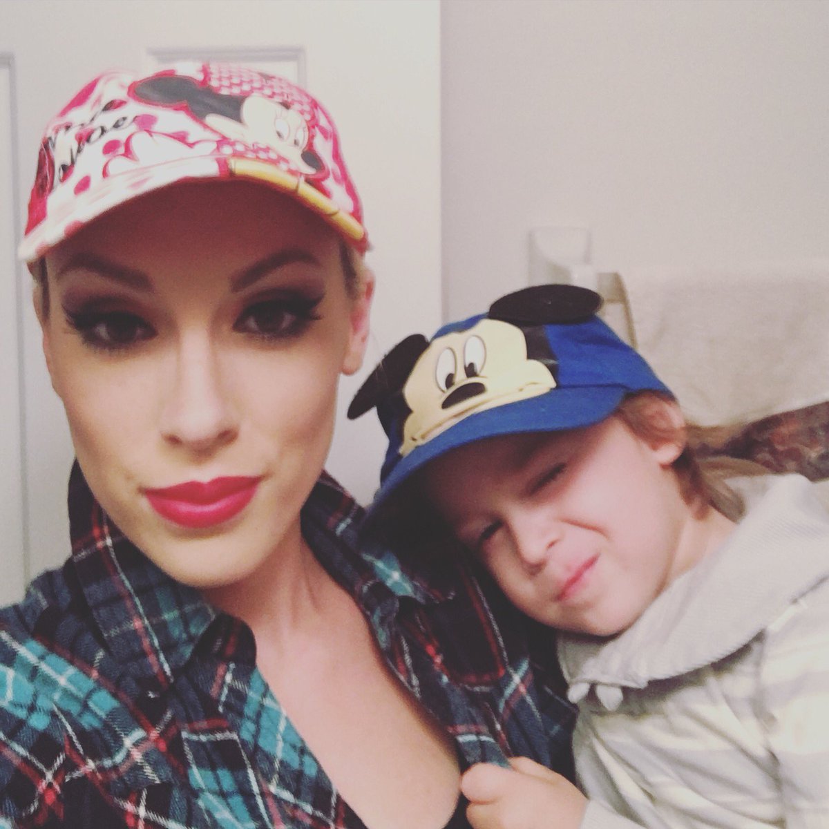 MakeupbyKayb's tweet photo. Follow our #Disney #adventure on #snapchat @talkwithkayb #matchinghats #lovemylittleguy #toocute #newcontourkit #mua https://t.co/d2wz7fgVFS