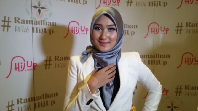 Metro_TV's tweet photo. Dian Pelangi Ajak Kolaborasi Desainer Asal Inggris https://t.co/D62R6b41OZ https://t.co/rbk2kFGx9E