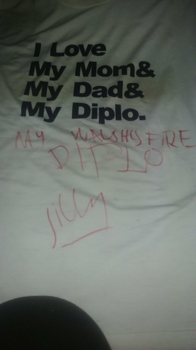HemankshiC's tweet photo. @GioneeIndia also this ♥ #EDMShutterbugs :') @MAJORLAZER signed my tshirt. #GioneeSunburn #MUM #MDBPIndia https://t.co/SQ1q6AQTyK