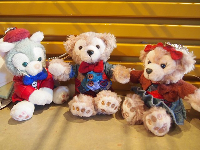 ちょっとおめかししているダッフィー、シェリーメイ、ジェラトーニの3