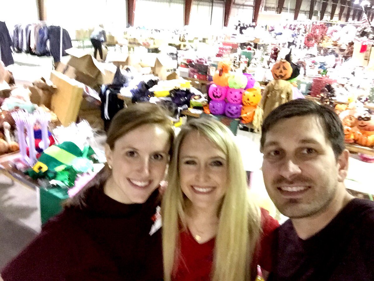 NatalieVarty's tweet photo. Volunteering w/ friends &amp; the BF! 79th Junior League Rummage Sale week! #iamjlp #redtoprummage #jlprummage2016 🎉🍫🍭🎪🎟 https://t.co/HLS9nO62ji