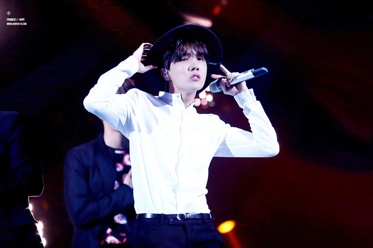 PromiseJHope's tweet photo. #홉이생일ㅊㅋ #HappyJHOPEday #제이홉 @BTS_twt  Happy Birthday🎂🎉 https://t.co/XFHAEQXnLm