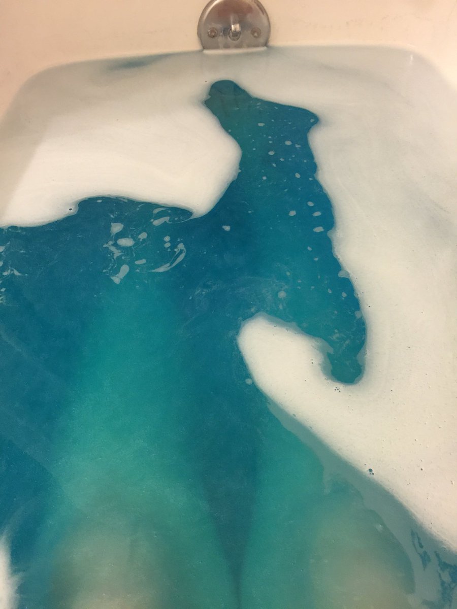 tayylorcolleen's tweet photo. I'm a mermaid swimming in blue water 😍 #bathboom https://t.co/7ohOFq8rwL