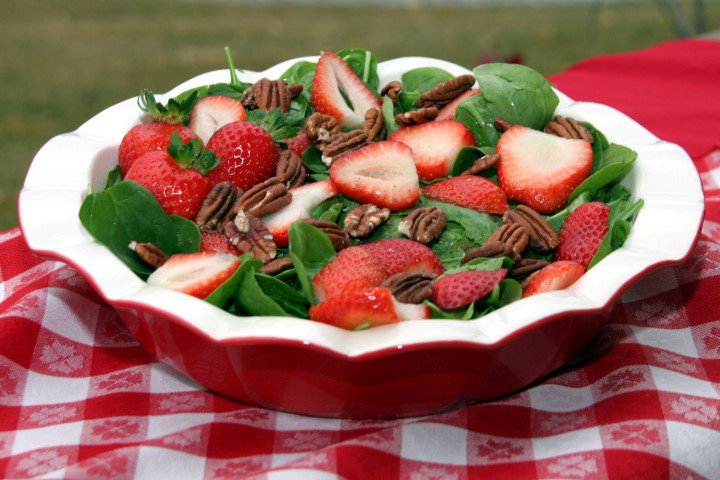 jeffaw's tweet photo. Spinach Salad with Strawberries and Pecans  https://t.co/KM8qdfIMNE  #recipe #cookbook @idocook https://t.co/dzWY5qbBhG