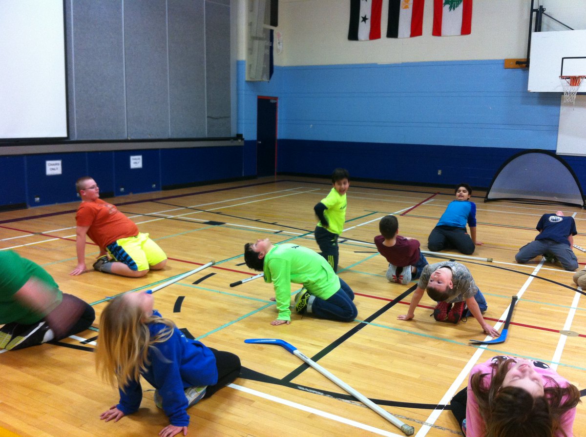 MsBarringtonCG's tweet image. Gr. 6 Floor Hockey students have great mentoring skills - leading stretch today @TimberleaSchool #whytimberlearocks